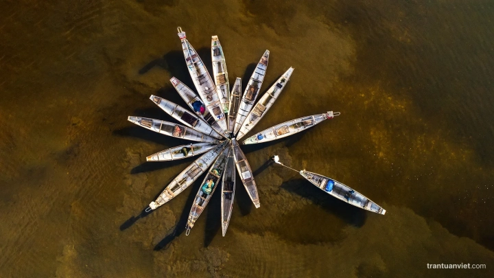 Flower Boat Photo Tour Concept
