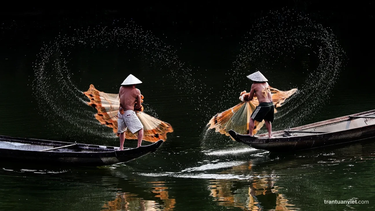 Fishermen on Nhu Y river