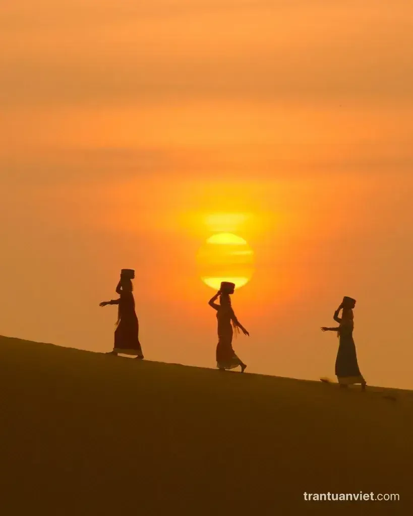 Chams girls on sand dunes, VN007