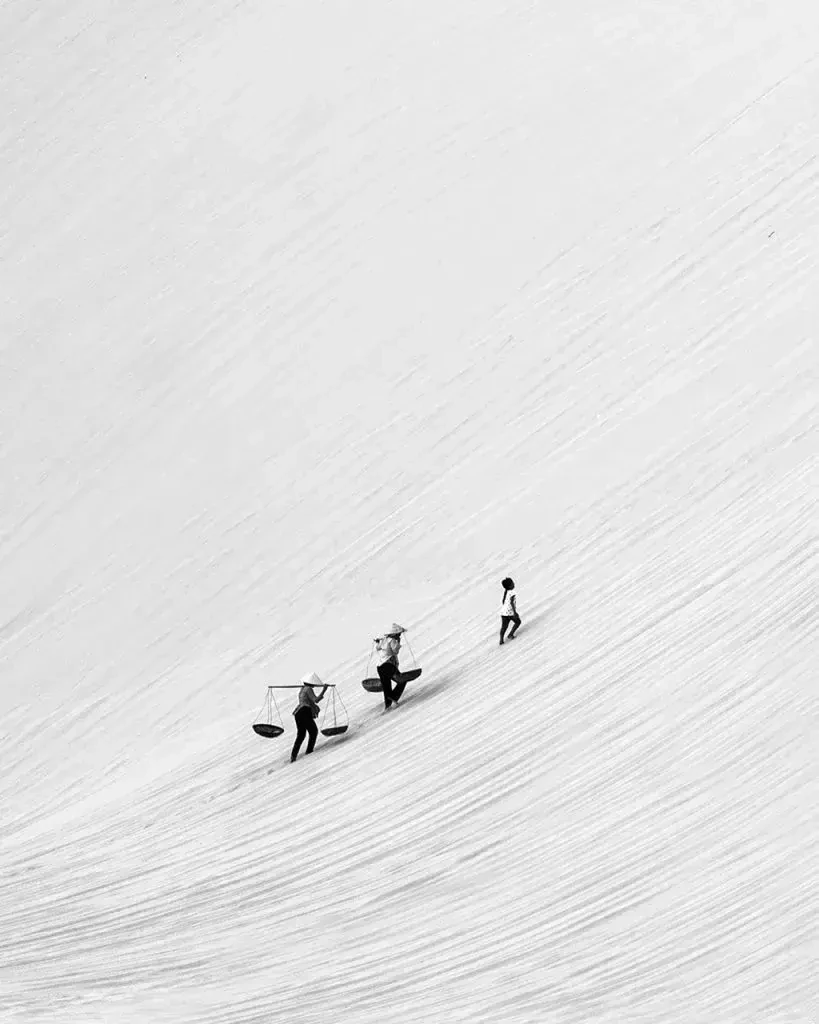Crossing the sand dune, VN023