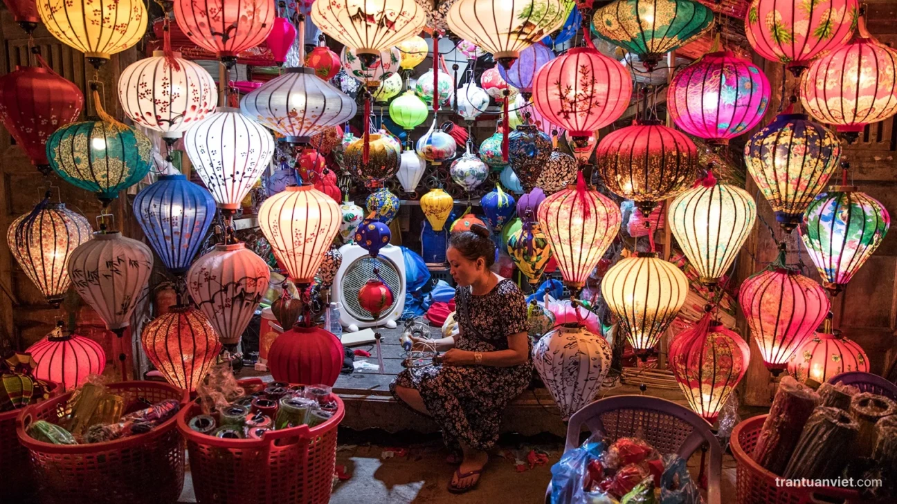 Vibrant lantern shop in Hoi An’s night market