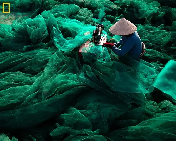Worker sews net in Binh Thuan, NG031