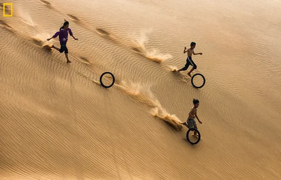 Children play on the sand dune, NG014